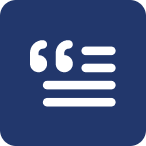 Ikona z białymi cudzysłowami i liniami tekstu na niebieskim tle, symbolizująca cytat lub komentarz.